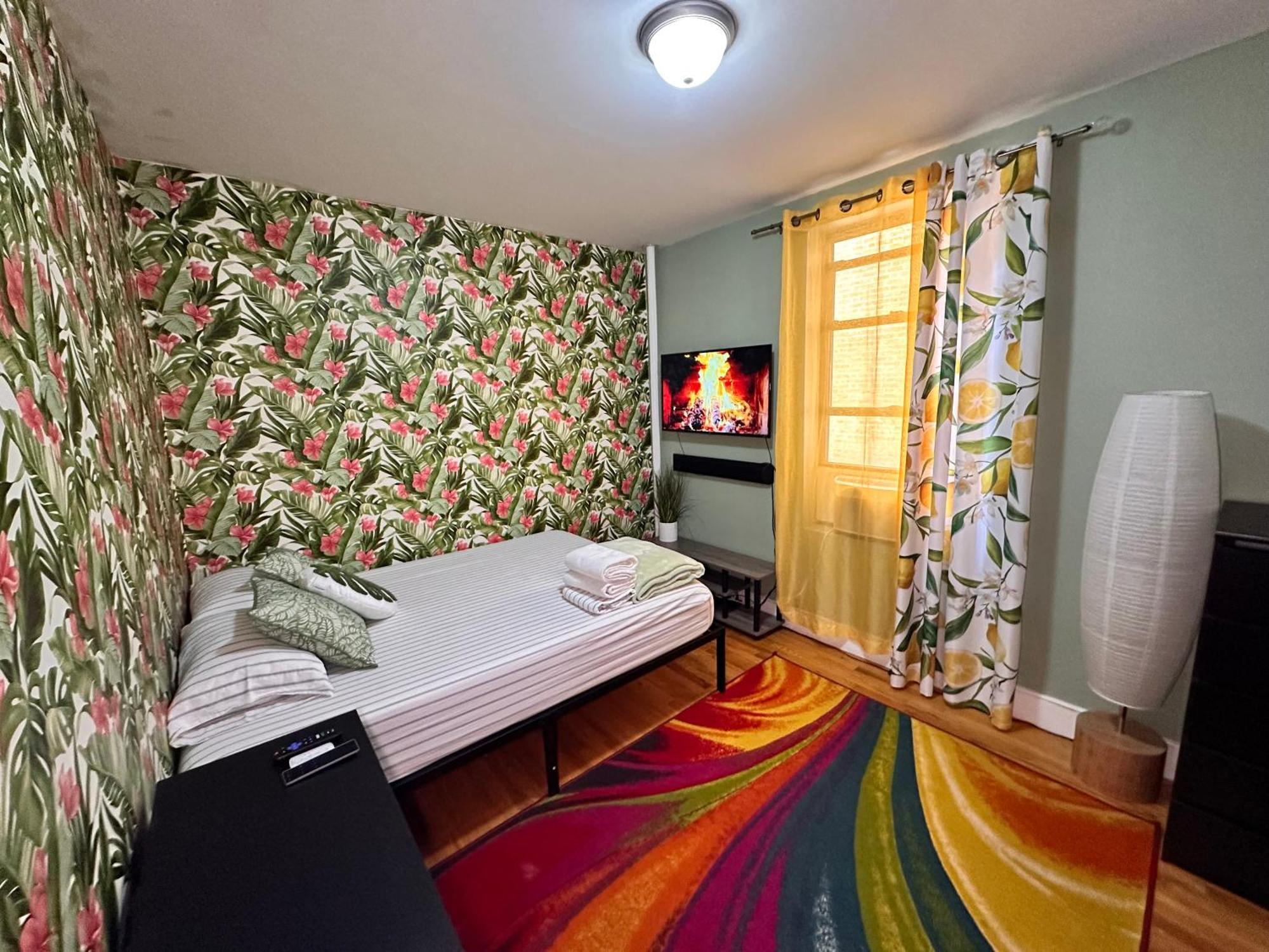 Tropical Comfort In Harlem Cozy With Snacks & Style Pangsapuri New York