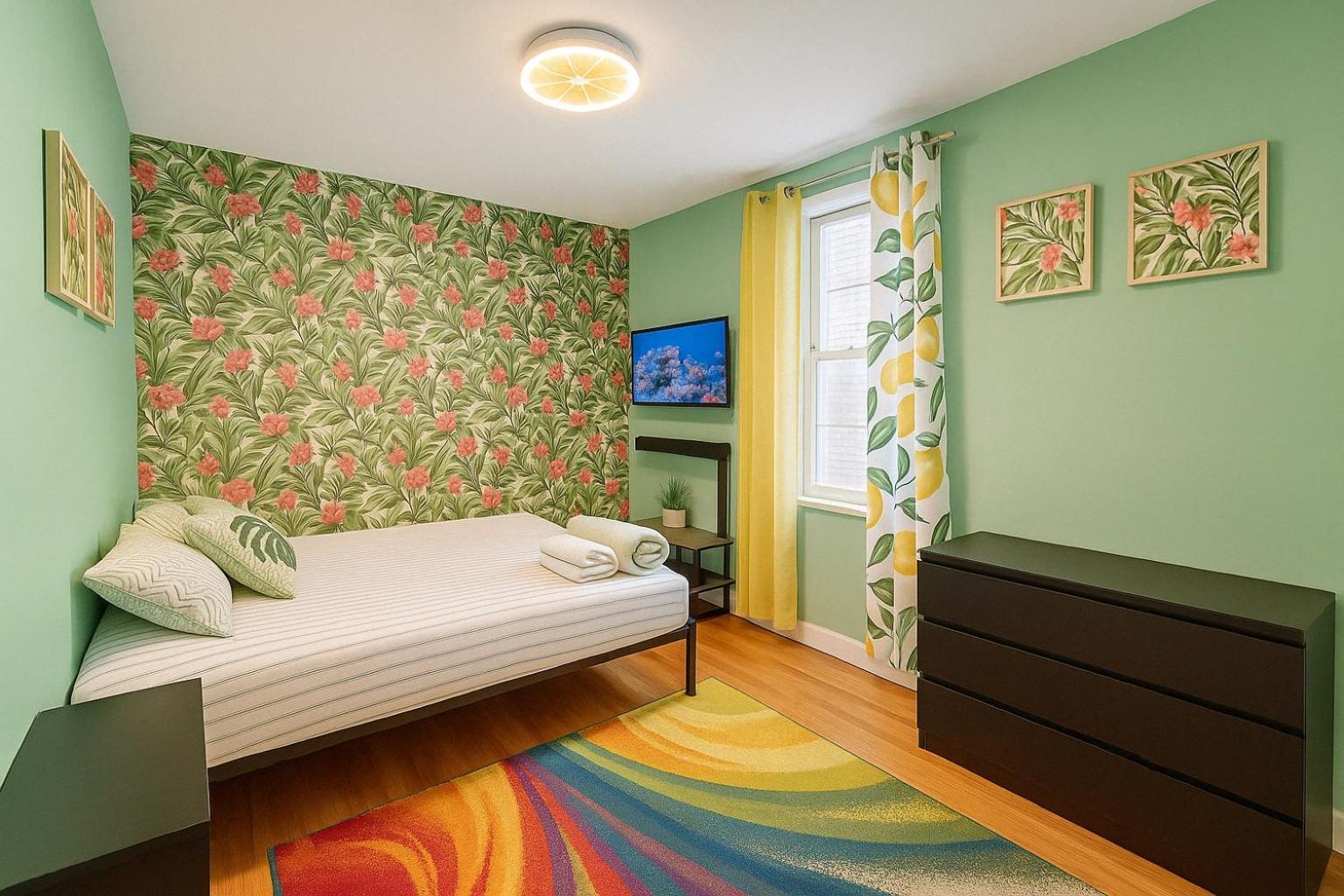 Apartment Tropical Comfort In Harlem Cozy With Snacks & Style
